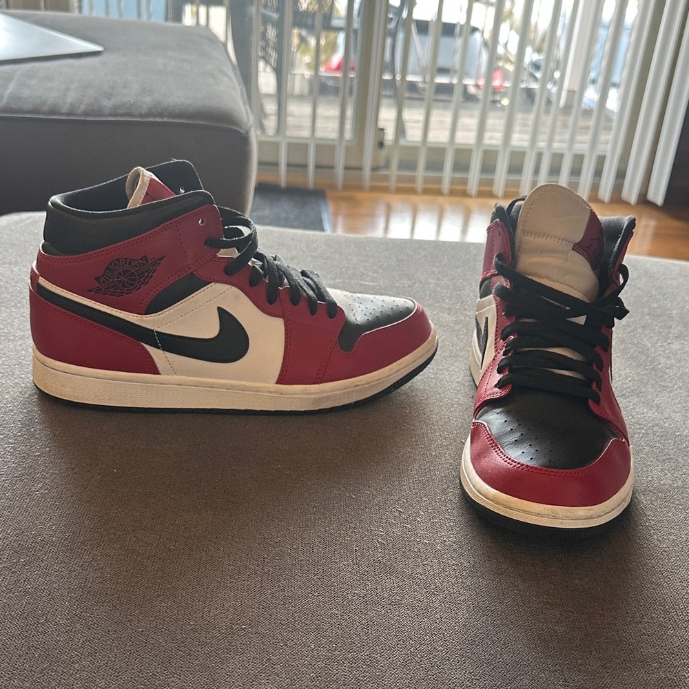 Air Jordan 1 Mid Bred Toe Sneakers - Picture 1 of 6